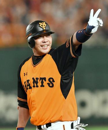 　７回、２点打を決めた阿部は、塁上でＶサイン