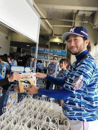 マーくんカステラを販売をする石川