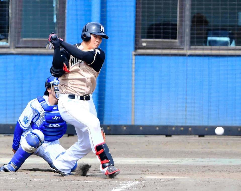 ５回日本ハム無死、右前安打を放つ日本ハム・清宮幸太郎。＝バッティングパレス相石スタジアムひらつか（撮影・中田匡峻）