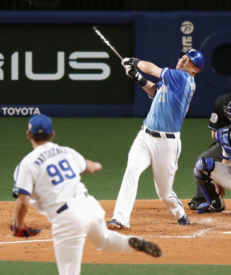 　３回ＤｅＮＡ２死二塁、松坂との対戦でフルスイングする筒香＝ナゴヤドーム