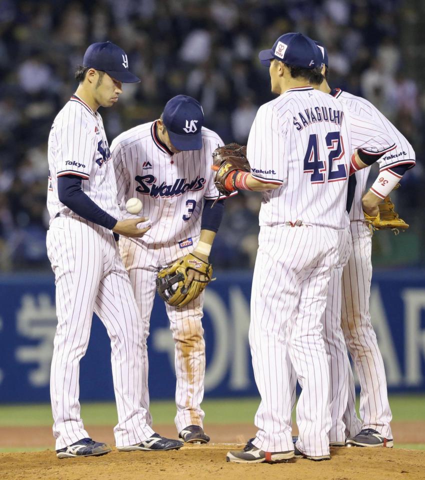 　８回、ピンチを招き降板するヤクルト・秋吉（左）＝神宮