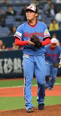 プロ初セーブを挙げグラブを叩く山本　