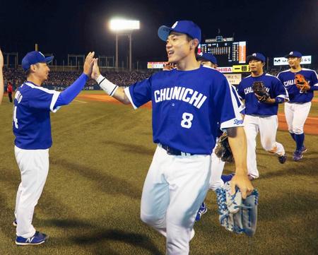 　ヤクルトに勝利し、谷元（左）とタッチを交わす大島