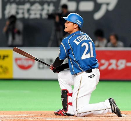 ７回、好機で空振り三振に倒れた清宮（撮影・堀内翔）