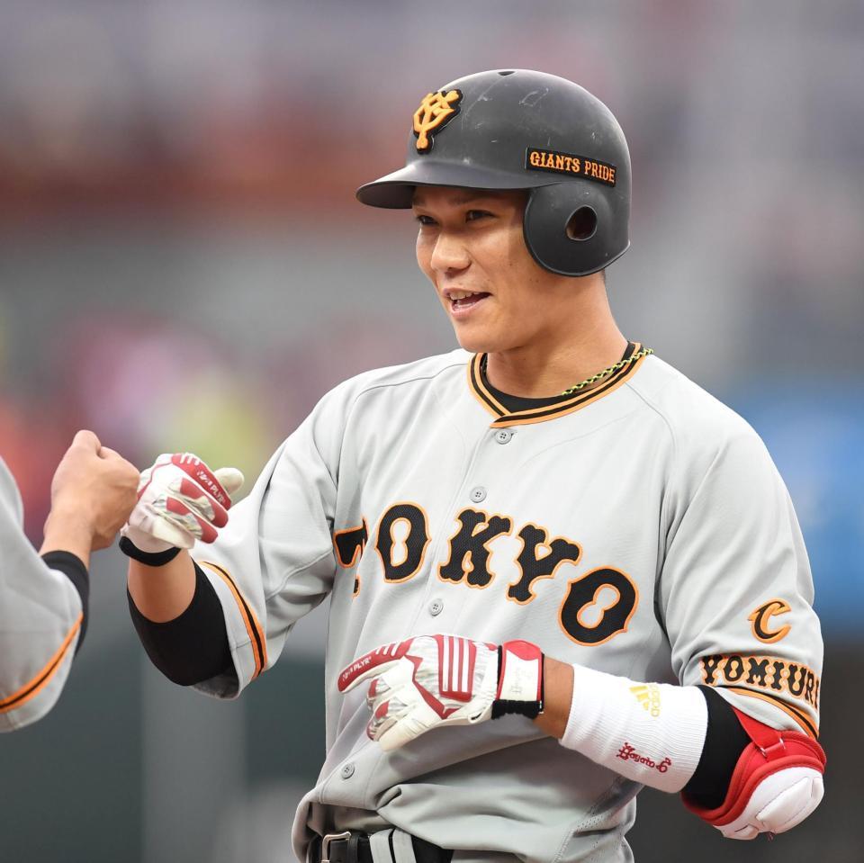 １回巨人、左前打を放ち塁上で笑顔の巨人・坂本勇
