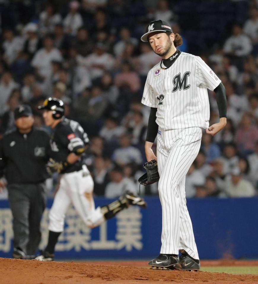 ４回、ソフトバンク・内川（左）に本塁打を浴びたロッテ・石川