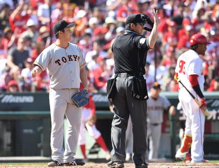 ６回、バッテリーミスでベースカバーに入る巨人・沢村拓一＝マツダスタジアム（撮影・飯室逸平）