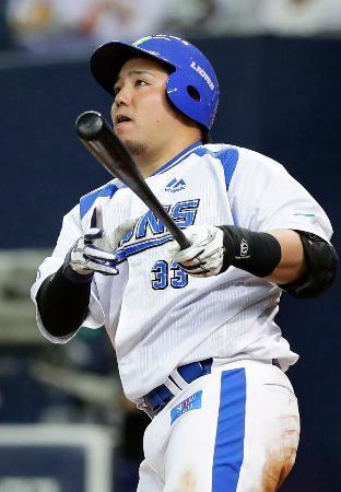 　４回西武２死、山川が左越えに先制ソロを放つ＝京セラドーム