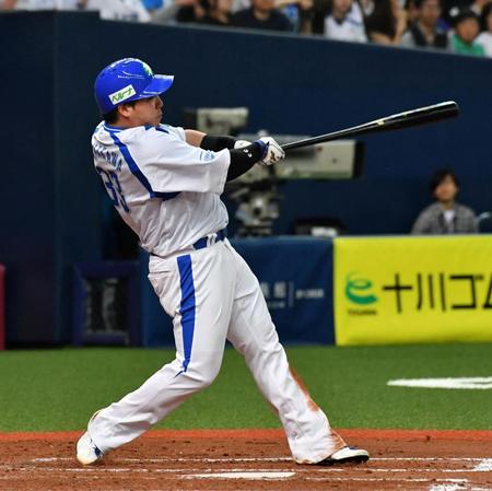 ２回西武２死、左越え本塁打を放つ山川穂高＝京セラドーム（撮影・持木克友）