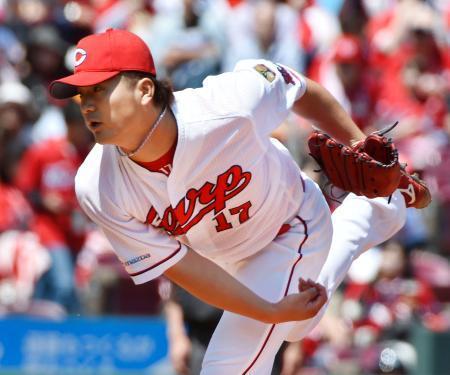 　８回２失点で開幕４連勝を飾った広島・岡田＝マツダ