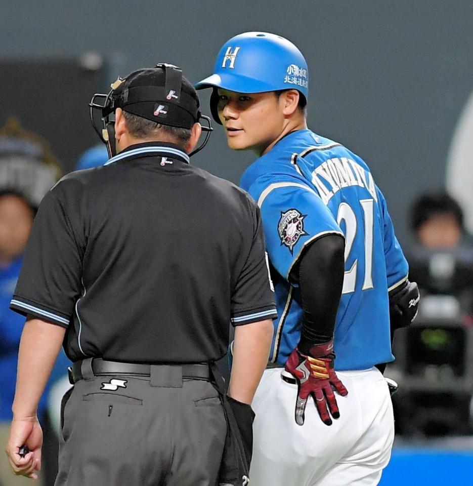 １回日本ハム２死一、二塁、空振り三振に倒れた清宮＝札幌ドーム（撮影・堀内翔）