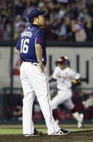 　７回、楽天・茂木（右）に同点本塁打を浴びた西武・菊池＝楽天生命パーク宮城