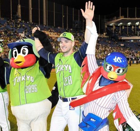 　スタンドの声援に笑顔で手をあげるブキャナン（撮影・棚橋慶太）