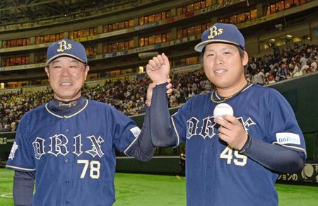 　プロ初勝利を挙げ、福良監督（左）から祝福される沢田