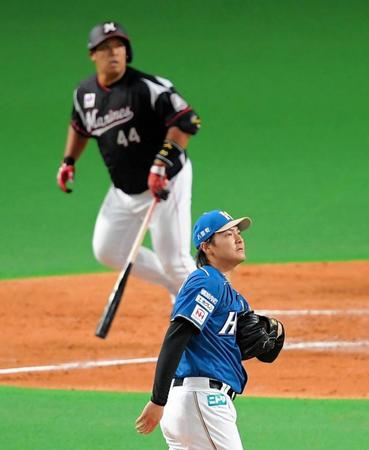 ３回、ロッテ・井上（後方）に勝ち越しとなる２ランを浴びる日本ハム・有原＝札幌ドーム（撮影・堀内翔）