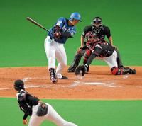 ４回日本ハム２死、空振り三振に倒れる清宮。（投手・唐川）＝札幌ドーム（撮影・堀内翔）