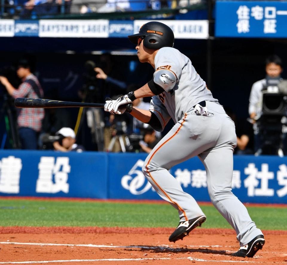 ２回巨人無死二、三塁、中前に先制打を放つ巨人・長野久義＝横浜スタジアム（撮影・出月俊成）