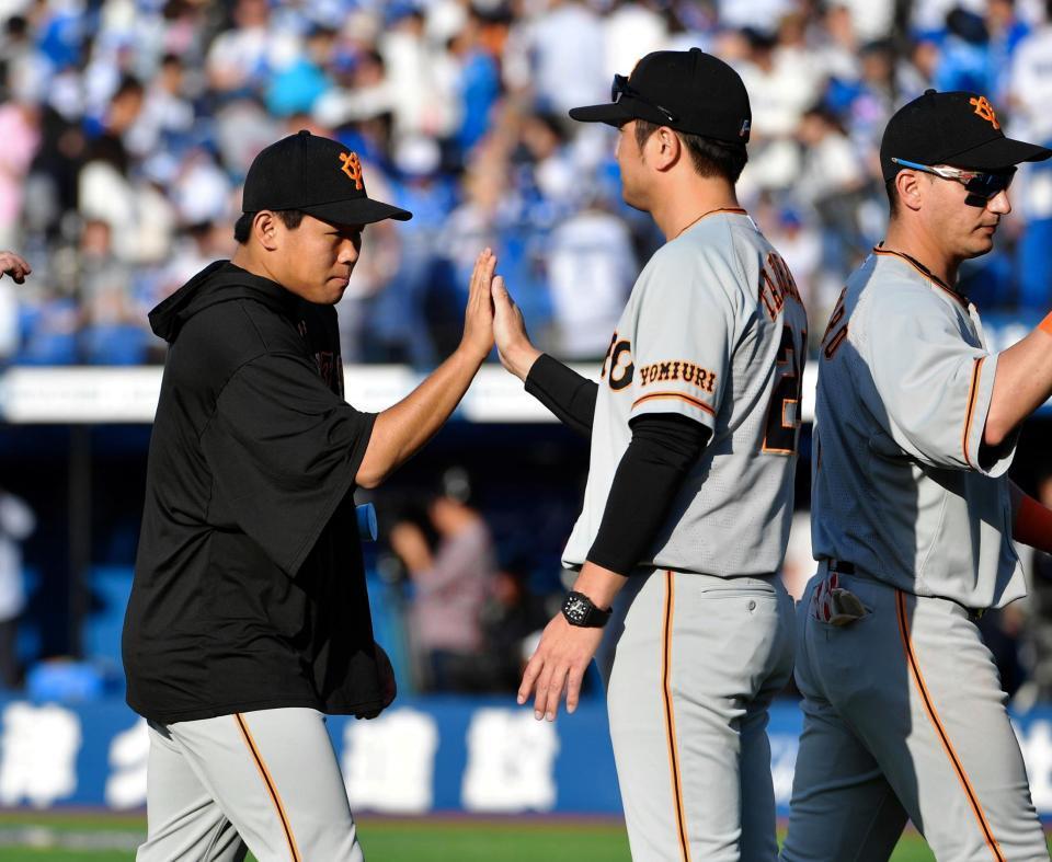 ２勝目を挙げ、巨人・高橋由伸監督とタッチを交わす巨人・田口（左）＝横浜スタジアム（撮影・出月俊成）