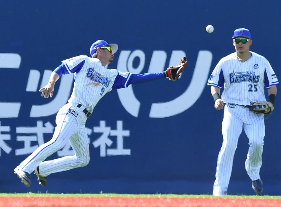 ３回表２死一、三塁、長野の飛球を遊撃手大和㊧が落球し、適時失策となる。右は左翼手筒香＝横浜スタジアム