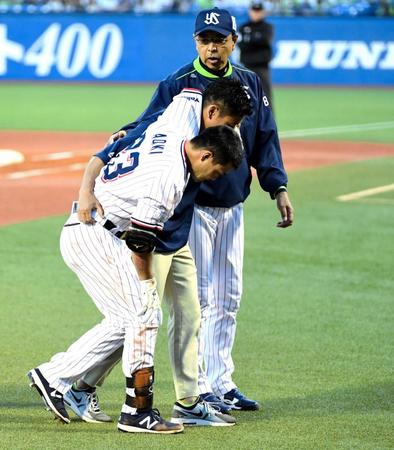 １回、死球を受け負傷退場する青木（手前）に声をかける小川監督（後方）