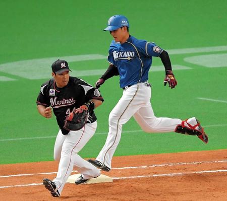 　６回、一塁を駆け抜け内野安打とする清宮（撮影・堀内翔）