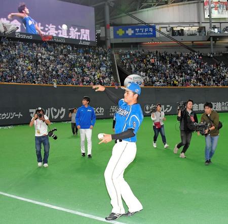 試合後、スタンドにウイニングボールを投げる日本ハム・清宮＝札幌ドーム（撮影・堀内翔）