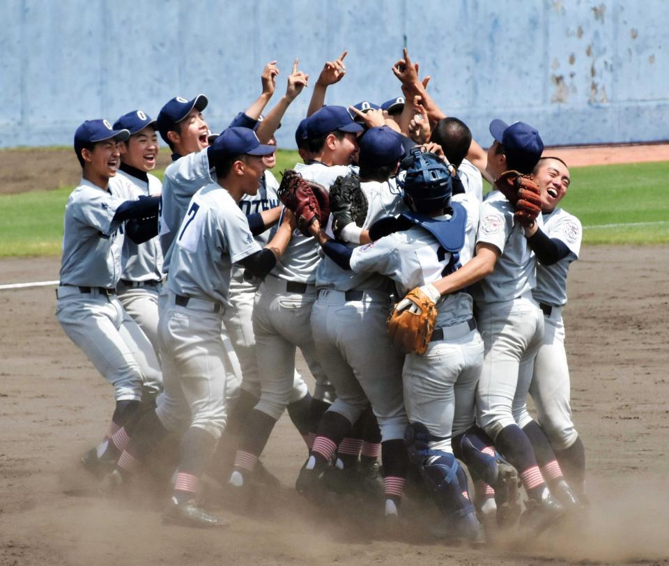 　四国大会初優勝を決め、喜ぶ大手前高松ナイン