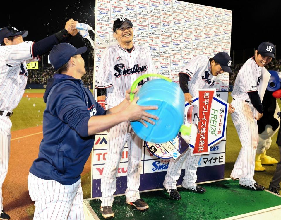 　お立ち台で飲料水をかけられる（左から）坂口、大引、川端（撮影・棚橋慶太）