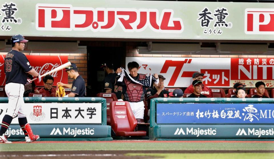 　西武に敗れ、肩を落とす捕手嶋（中央）ら楽天ナイン