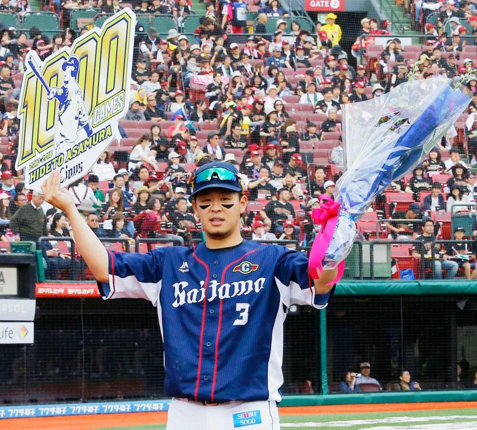 　通算千試合出場を達成し、ファンの声援に応える浅村