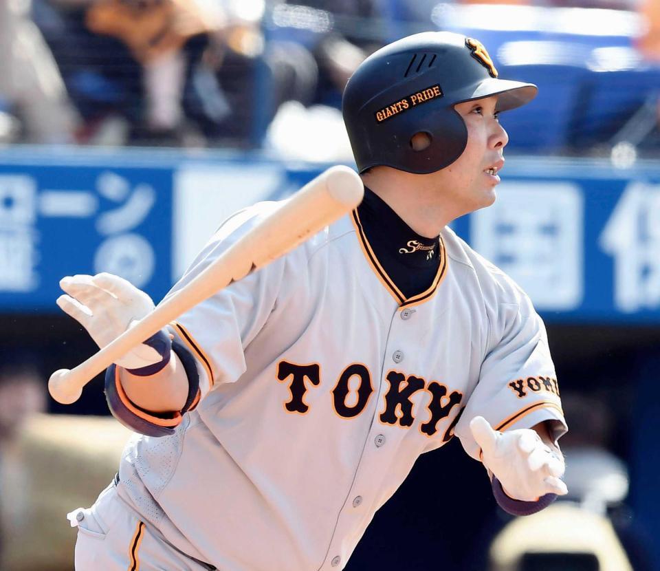 　６回、阿部が右越えに本塁打を放つ