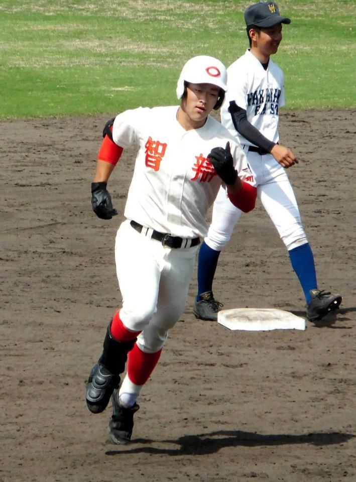 　春季大会準々決勝、対和歌山東戦で本塁打を放ち、二塁を回る智弁和歌山・林