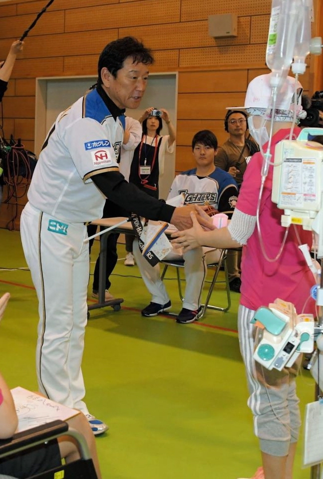 札幌市立幌北小学校ひまわり分校に訪問した栗山監督ら日本ハムナイン＝札幌市内（撮影・堀内翔）
