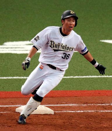 ４回、オリックス・山足が勝ち越し２点打を放ち一塁を蹴る