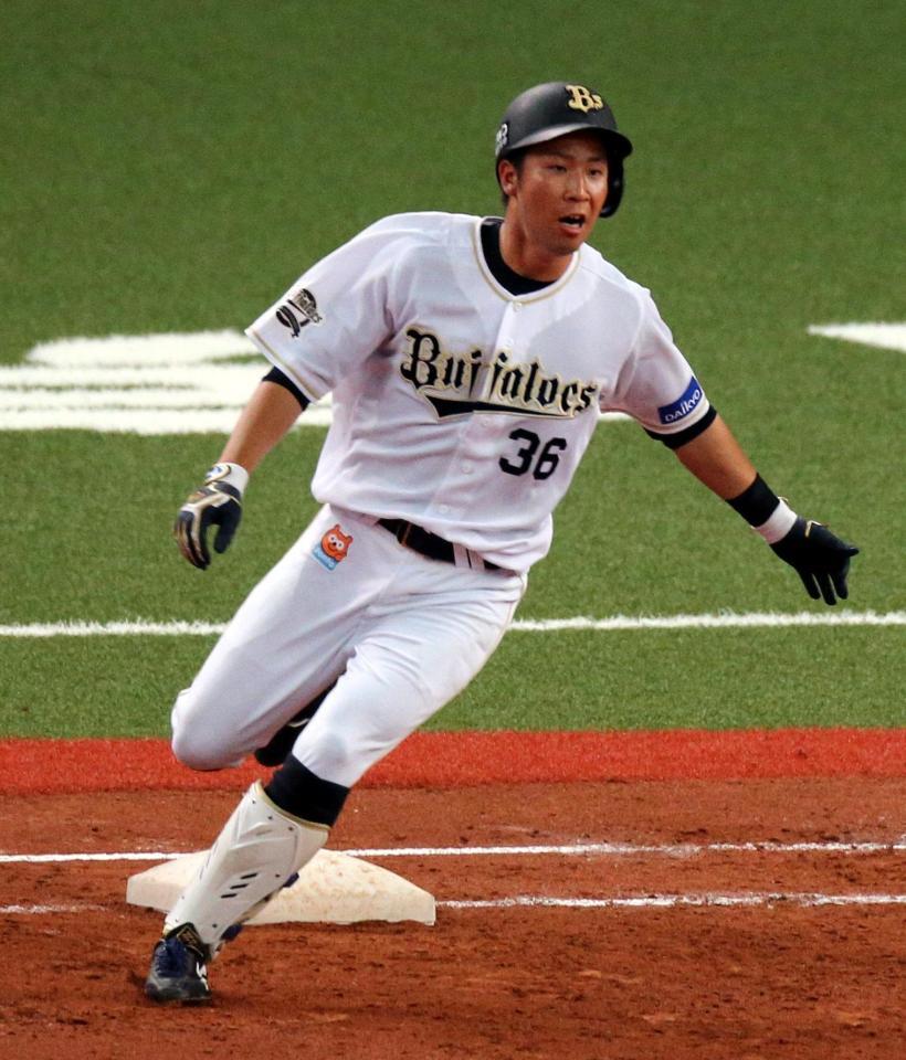 ４回、オリックス・山足が勝ち越し２点打を放ち一塁を蹴る