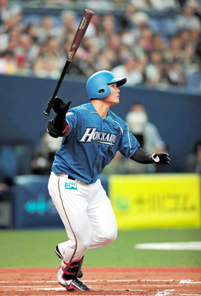 　２回、右越えにプロ初本塁打となるソロを放つ清宮（撮影・坂部計介）
