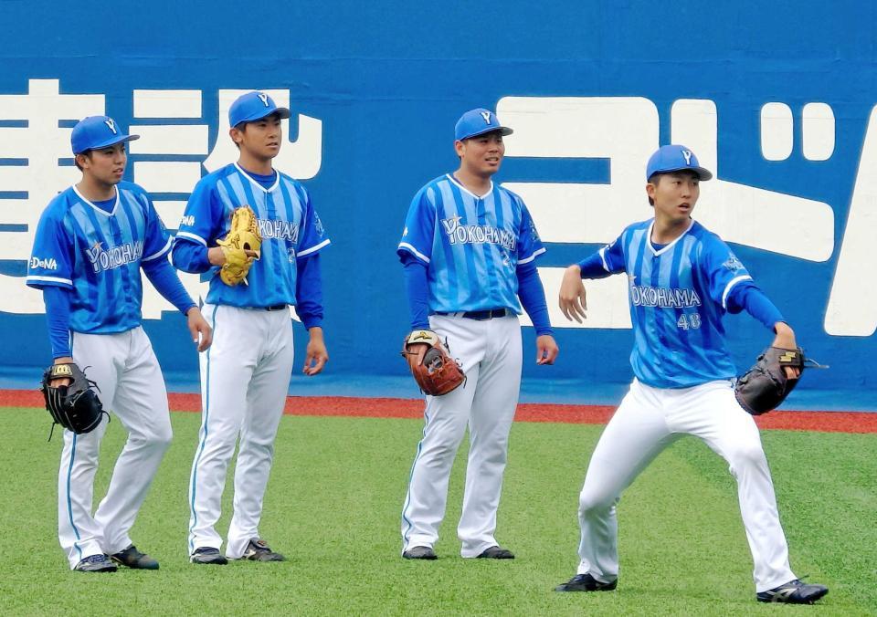 　他の先発陣とノックを受ける浜口（右から２人目）