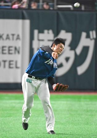 　５回、柳田の左飛を捕球後、本塁に送球する清宮