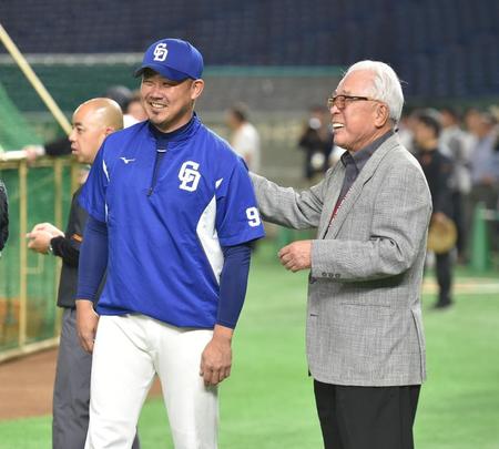 須藤豊氏と談笑する中日・松坂大輔＝東京ドーム（撮影・金田祐二）