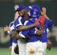 人生初の完封勝利に大野奨と抱き合って大喜びの中日・ガルシア＝東京ドーム（撮影・金田祐二）