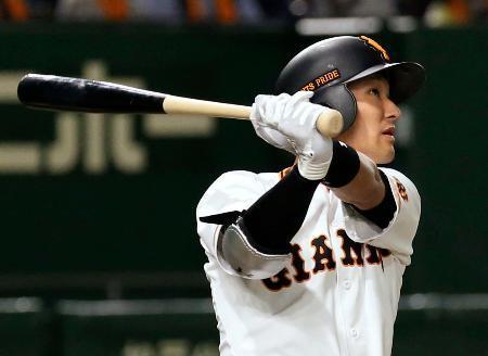　１回巨人無死一塁、吉川尚が右越えに、プロ初本塁打となる２ランを放つ＝東京ドーム