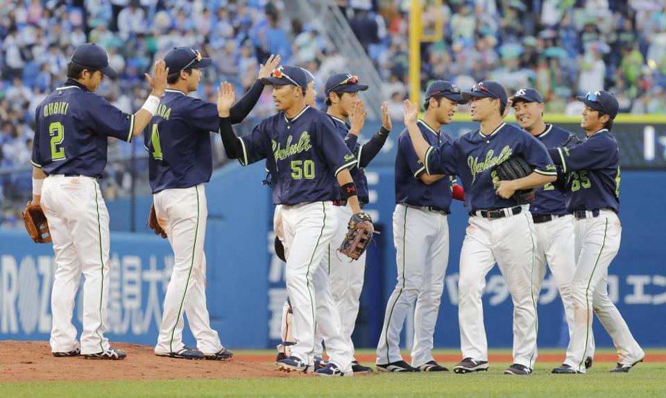 　ＤｅＮＡに勝利し、タッチを交わす青木（右から３人目）らヤクルトナイン＝横浜