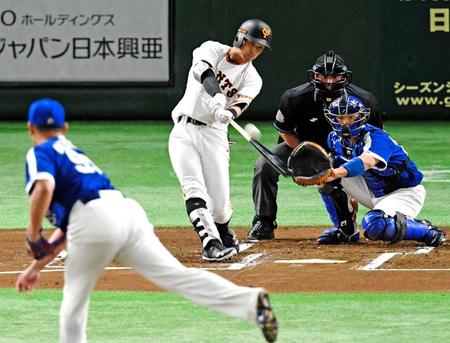 　１回、松坂（左手前）からプロ初本塁打となる先制２ランを放つ吉川尚