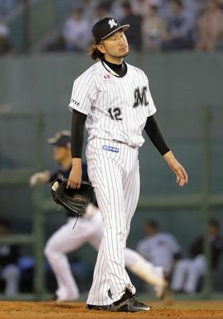 　４回、オリックスのＴ－岡田（奥）に本塁打を浴びたロッテ・石川＝富山