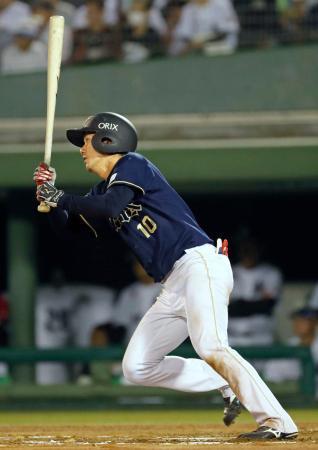 　６回オリックス２死満塁、大城が右中間に走者一掃の二塁打を放つ＝富山