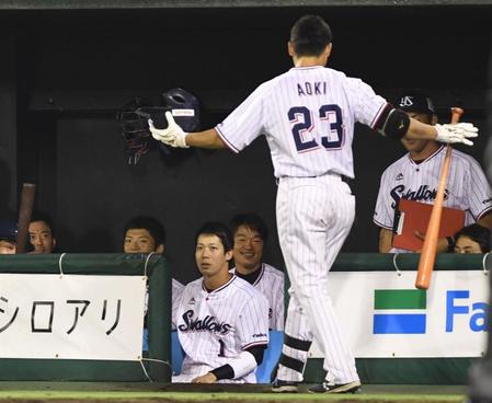 　８回、勝ち越しソロを放った青木（手前）を無視するヤクルトナイン