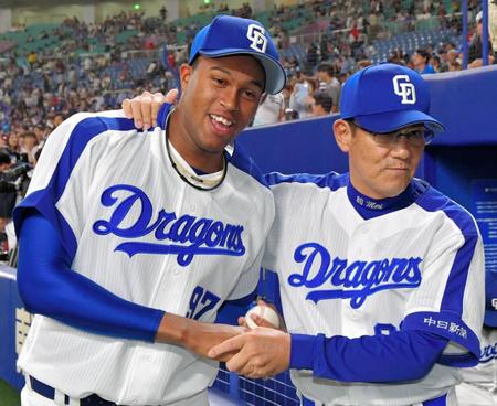 来日初勝利を飾り、森繁和監督（右）から祝福される中日のＲ・マルティネス＝ナゴヤドーム（撮影・吉澤敬太）