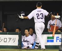 　８回、勝ち越しソロを放った青木（手前）を無視するヤクルトナイン