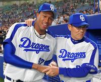 来日初勝利を飾り、森繁和監督（右）から祝福される中日のＲ・マルティネス＝ナゴヤドーム（撮影・吉澤敬太）