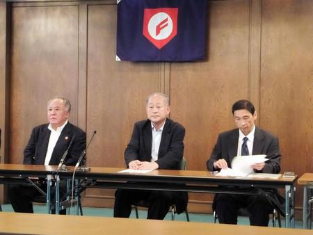 日本高野連で会見を行った日本高野連・八田英二会長（中央）